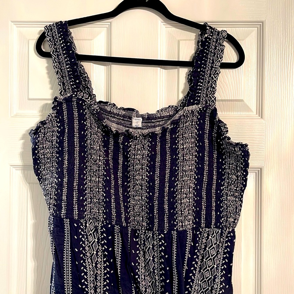 Navy and White Top Super Cute